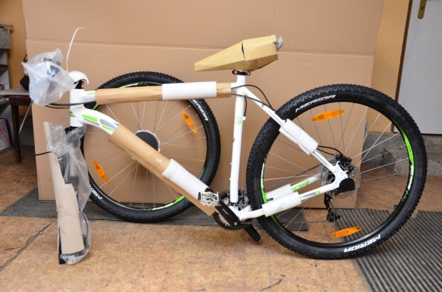 Poskladaný bicykel vybraný z krabice
